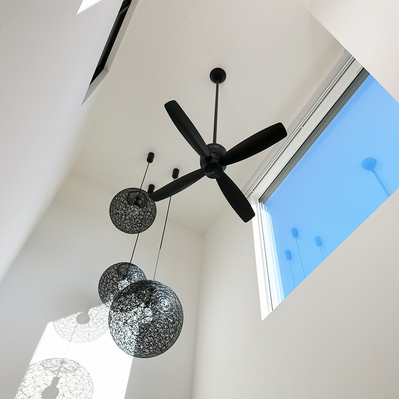 リビングの吹き抜け。雨の日もとても明るい。