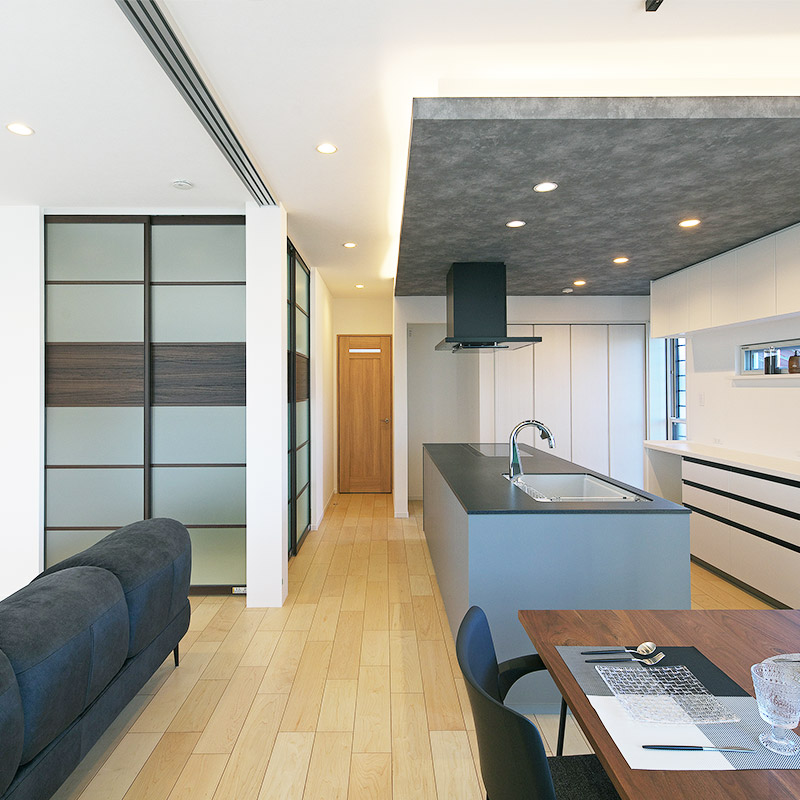 キッチン・リビング・ダイニング・和室の4部屋全てが見渡せる